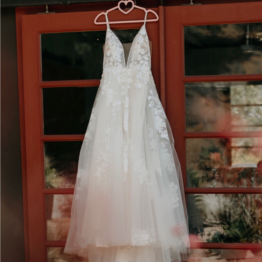 WEDDING DRESS FOR SALE, Like New